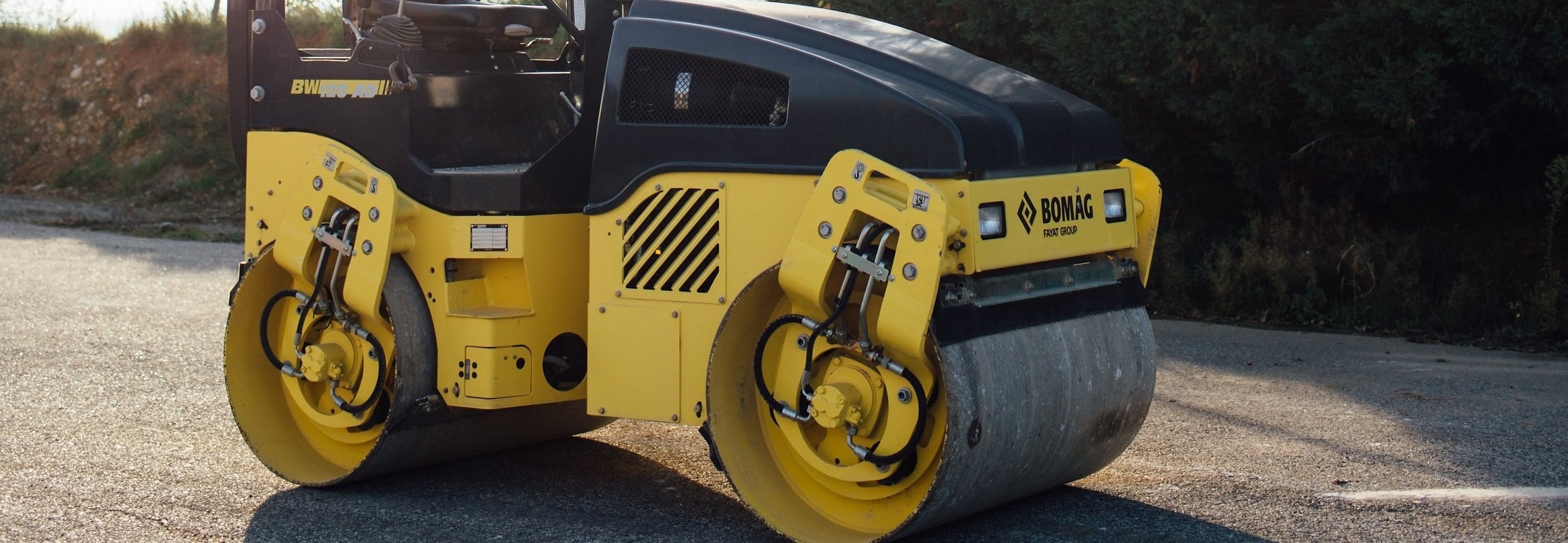 Compacteur Bomag BW120, utilisé pour le compactage des couches de reglage et de l'enrobé