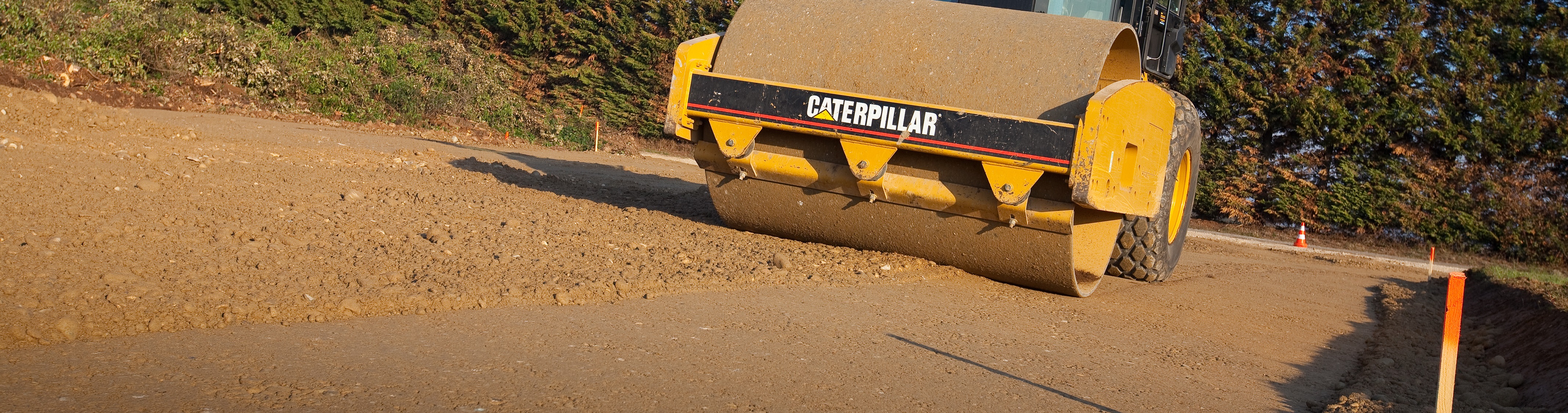 Compacteur de terrassement Caterpillar CS533, V3, utilisé pour le compactage des plates-forme batiments et voiries.