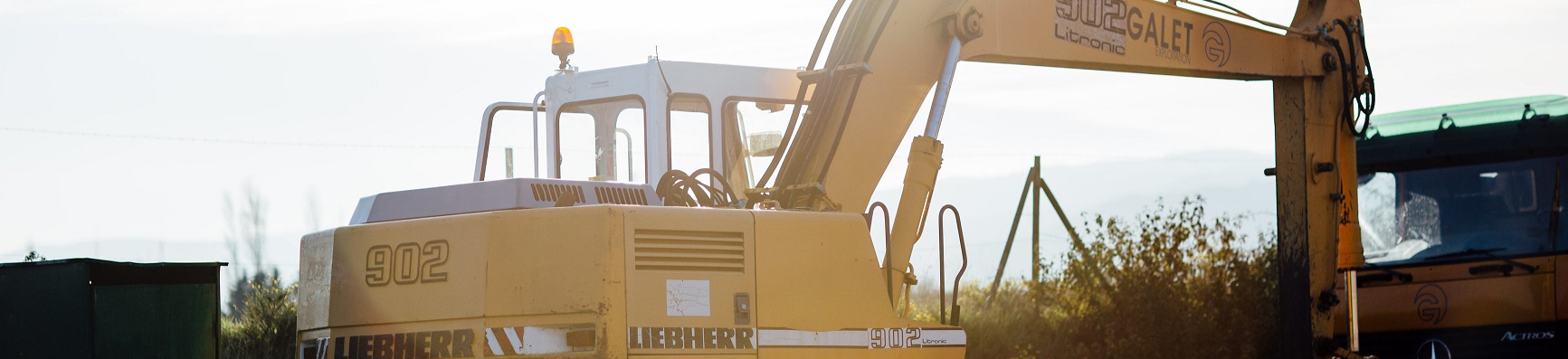 Pelle sur pneus Liebherr 902 Litronic, utilisé pour les chantiers de terrassement et  les démolitions.